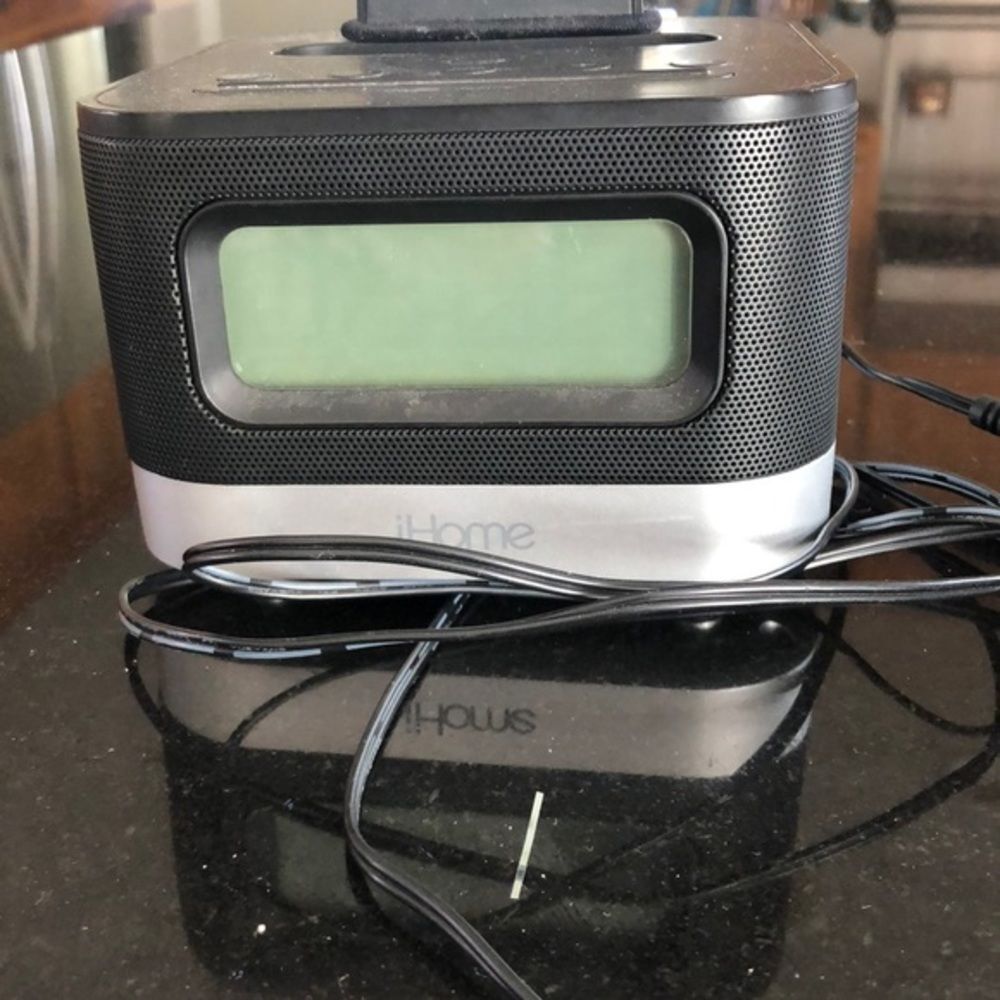 IHome clock includes AC adapter works well IP 10
